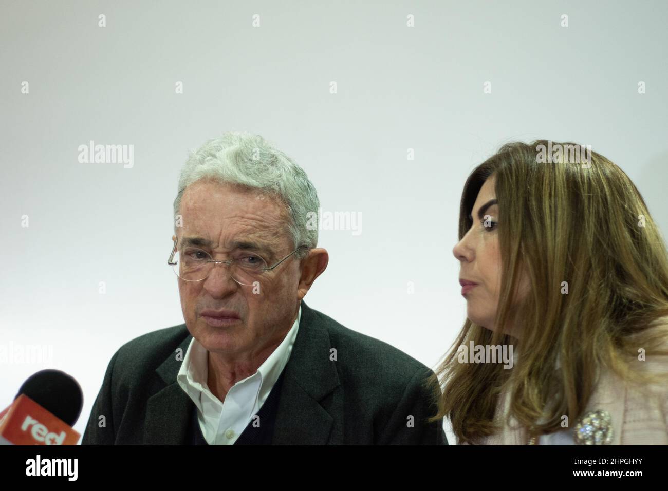 L'ex presidente colombiano Alvaro Uribe Velez (2002-2010) parla in diretta in televisione giorni prima della sua udienza di corte nel caso di Piedad Cordoba sulla Corte Suprema, a Bogota, Colombia, 21 febbraio 2022. Foto Stock