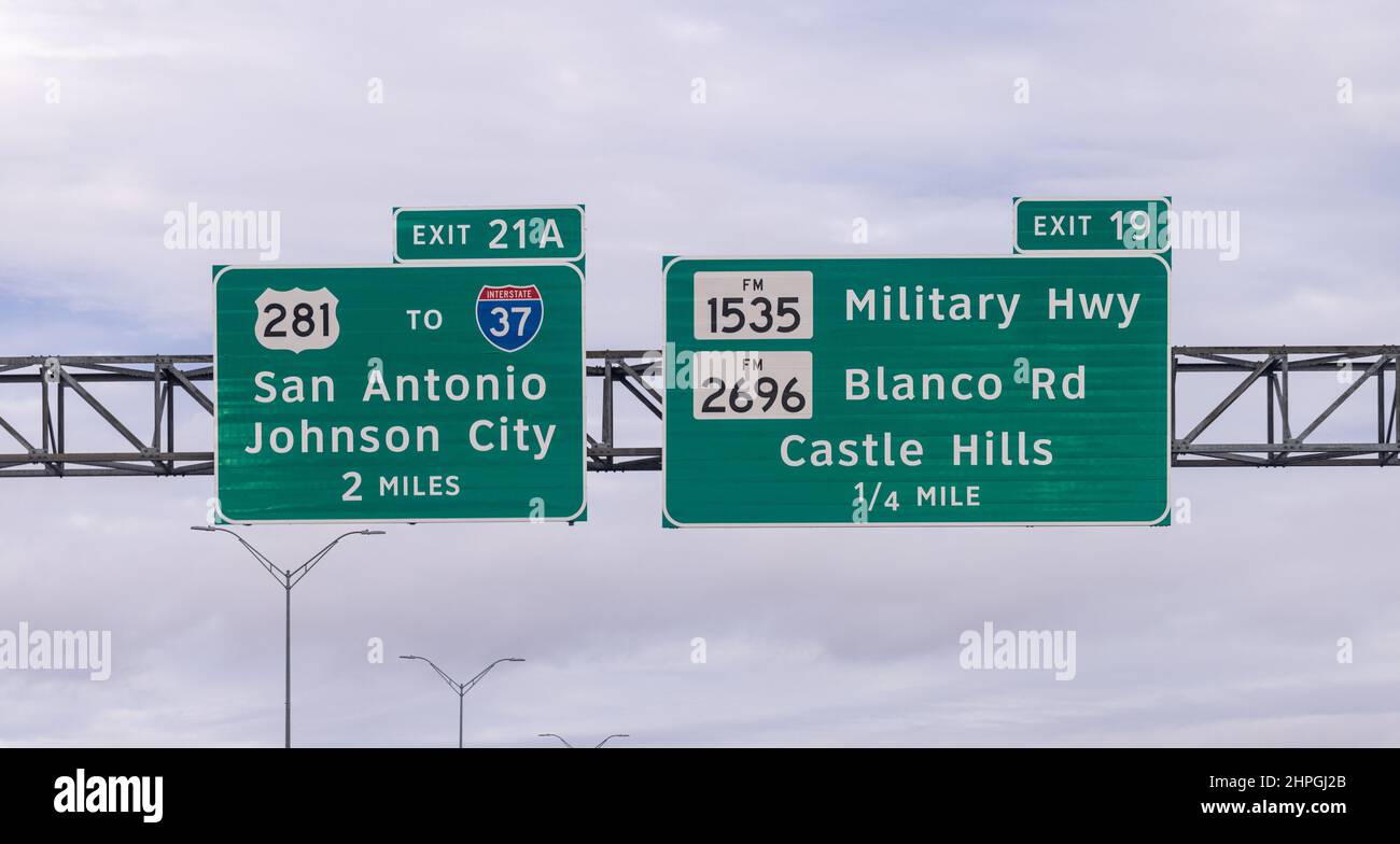 Segnaletica per l'autostrada di San Antonio. Texas Route 281 fino all'Interstate 35, Military Highway e Blanco Road uscita autostradale a San Antonio. Foto Stock