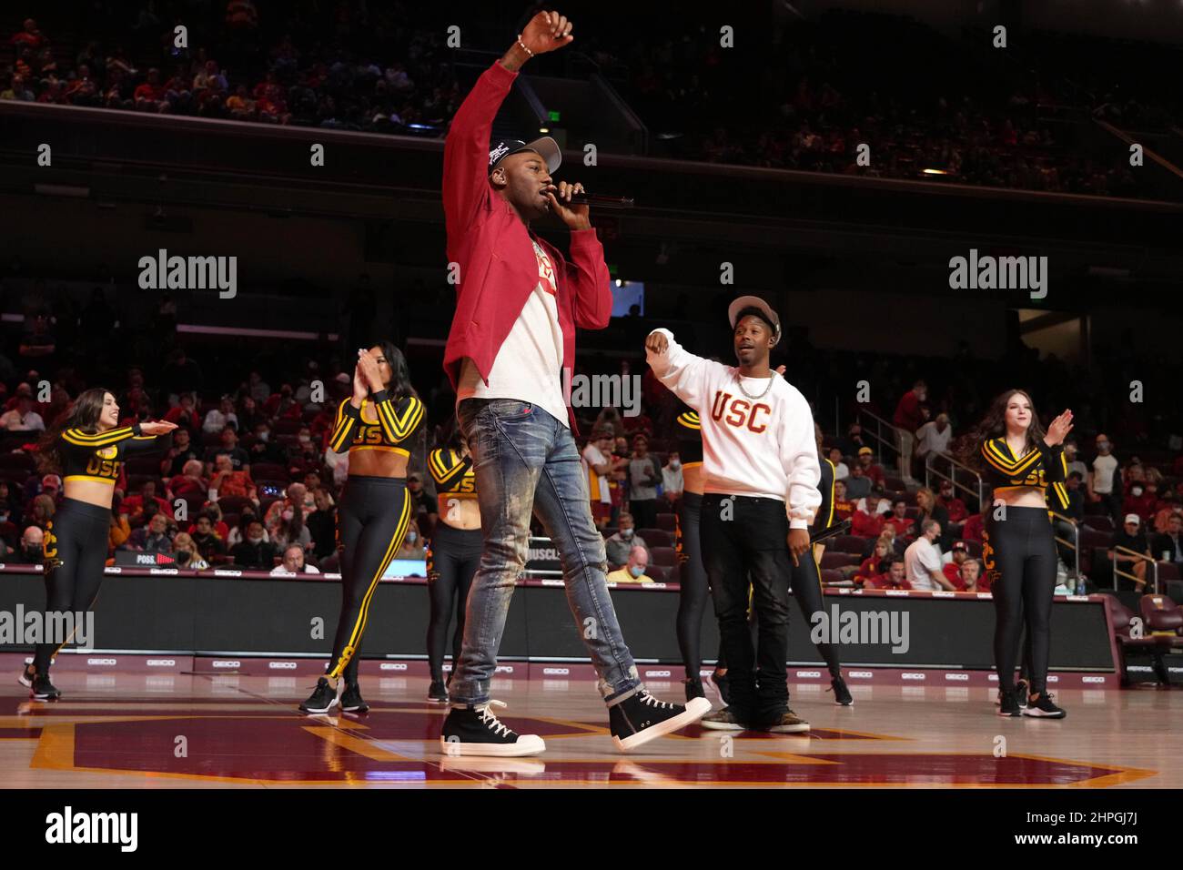 Rapper americani e artisti di registrazione 1TakeJay (a sinistra) e Kalan. FrFr si esibisce durante una partita di basket NCAA, domenica 20 febbraio 2022, a Los Angeles. Foto Stock