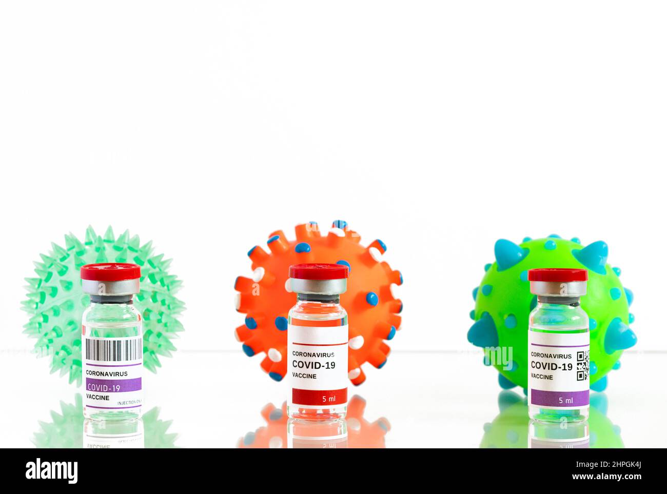 Tre flaconcini di vaccino per i diversi ceppi di coronavirus. Estrarre modelli del virus. Mutazioni di coronavirus che compaiono in tutto il mondo. Concetto di v Foto Stock