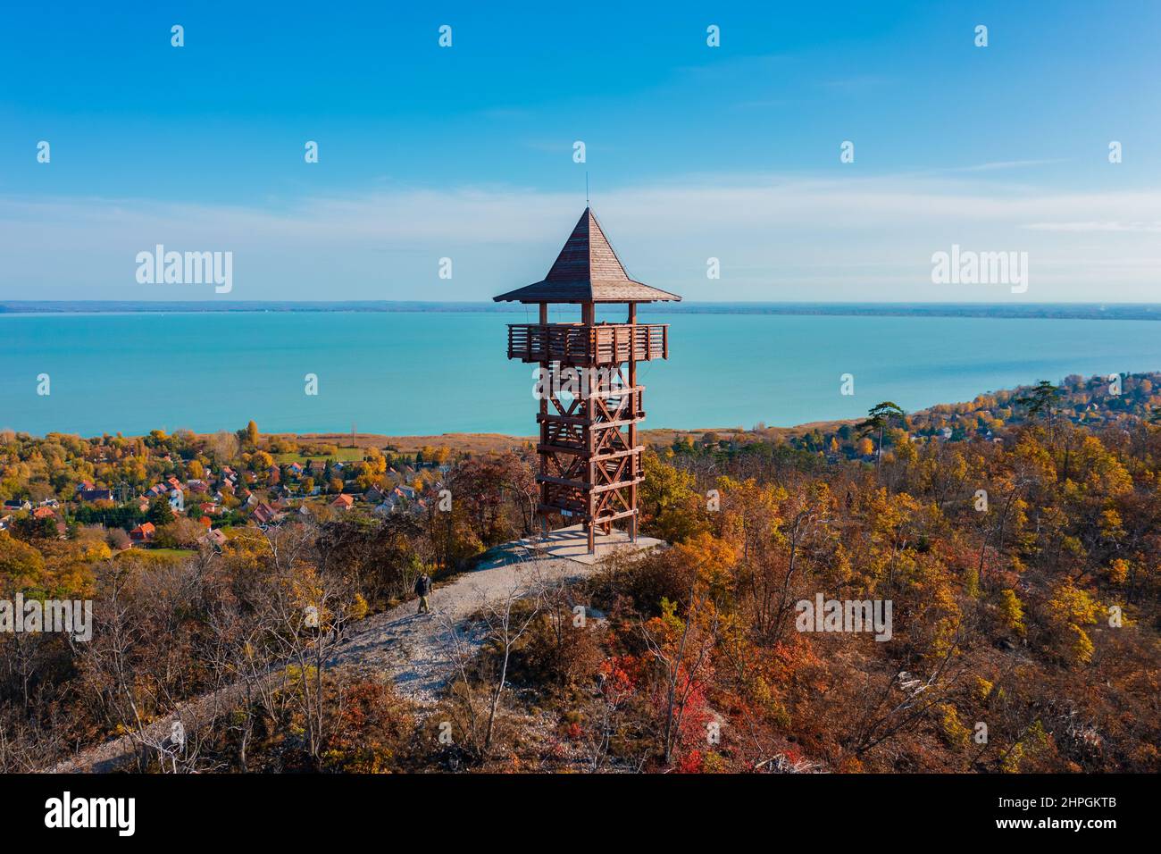 Veduta aerea della torre di avvistamento Matyas Bel a Balatongyörök, Ungheria. Lago Balaton sullo sfondo. Il nome ungherese è Bel Mátyás kilátó. Foto Stock