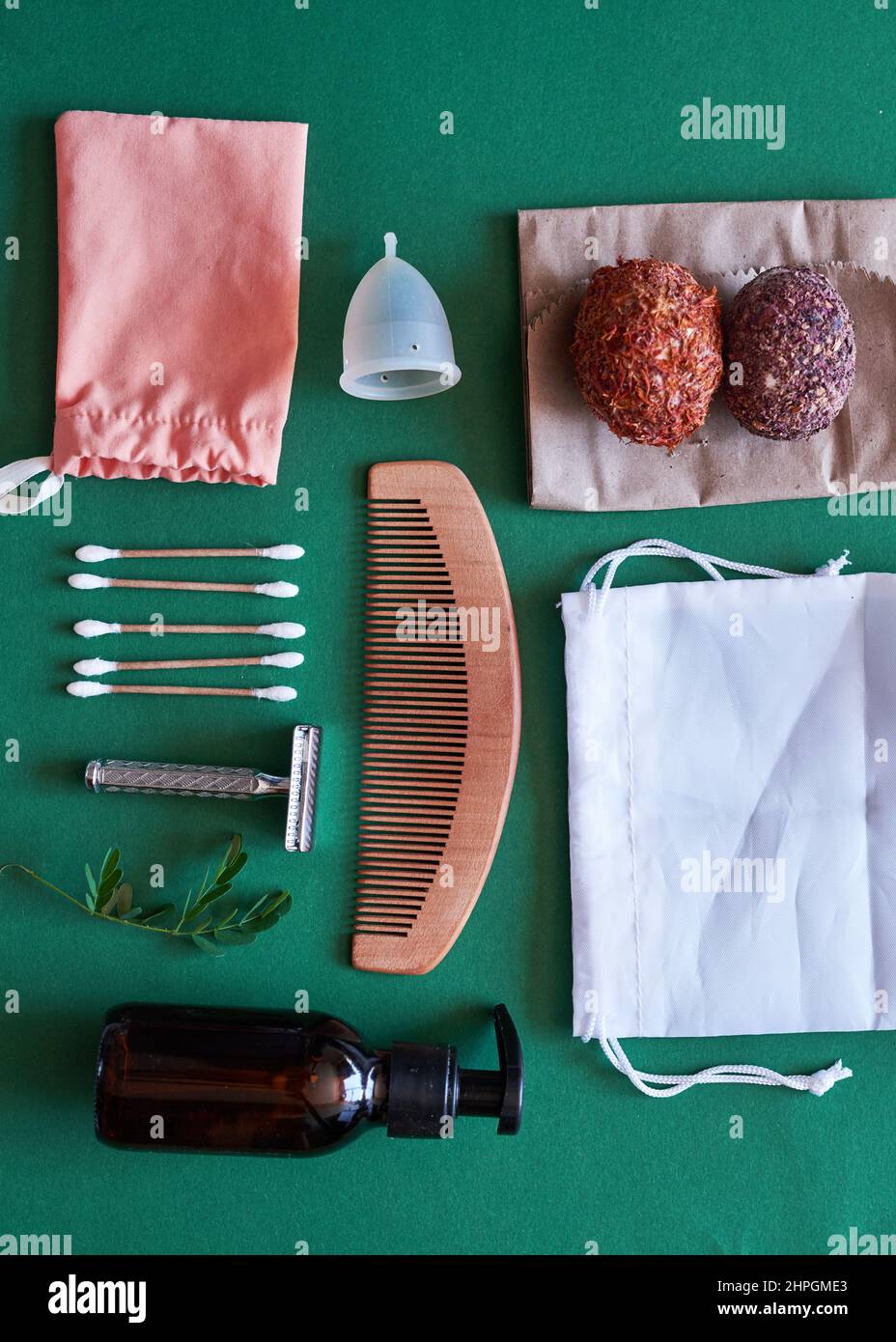 Posa piatta di prodotti per la cura del corpo e per il bagno sostenibili ed ecologici Foto Stock