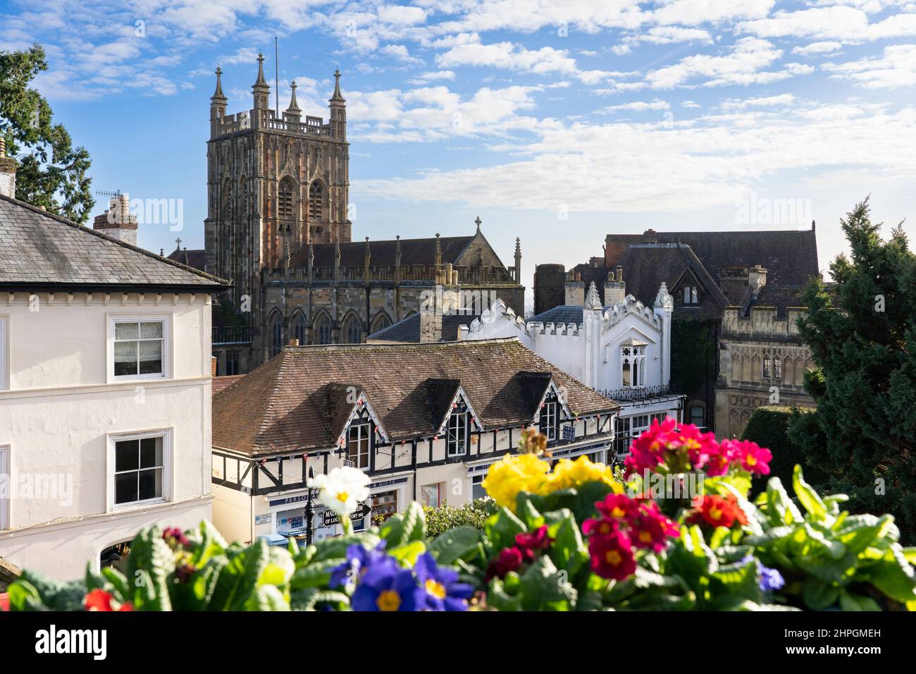 Grande Priory Malvern e una vista di fiori e tetti in Great Malvern, una zona della città termale di Malvern, Worcestershire, Inghilterra Foto Stock