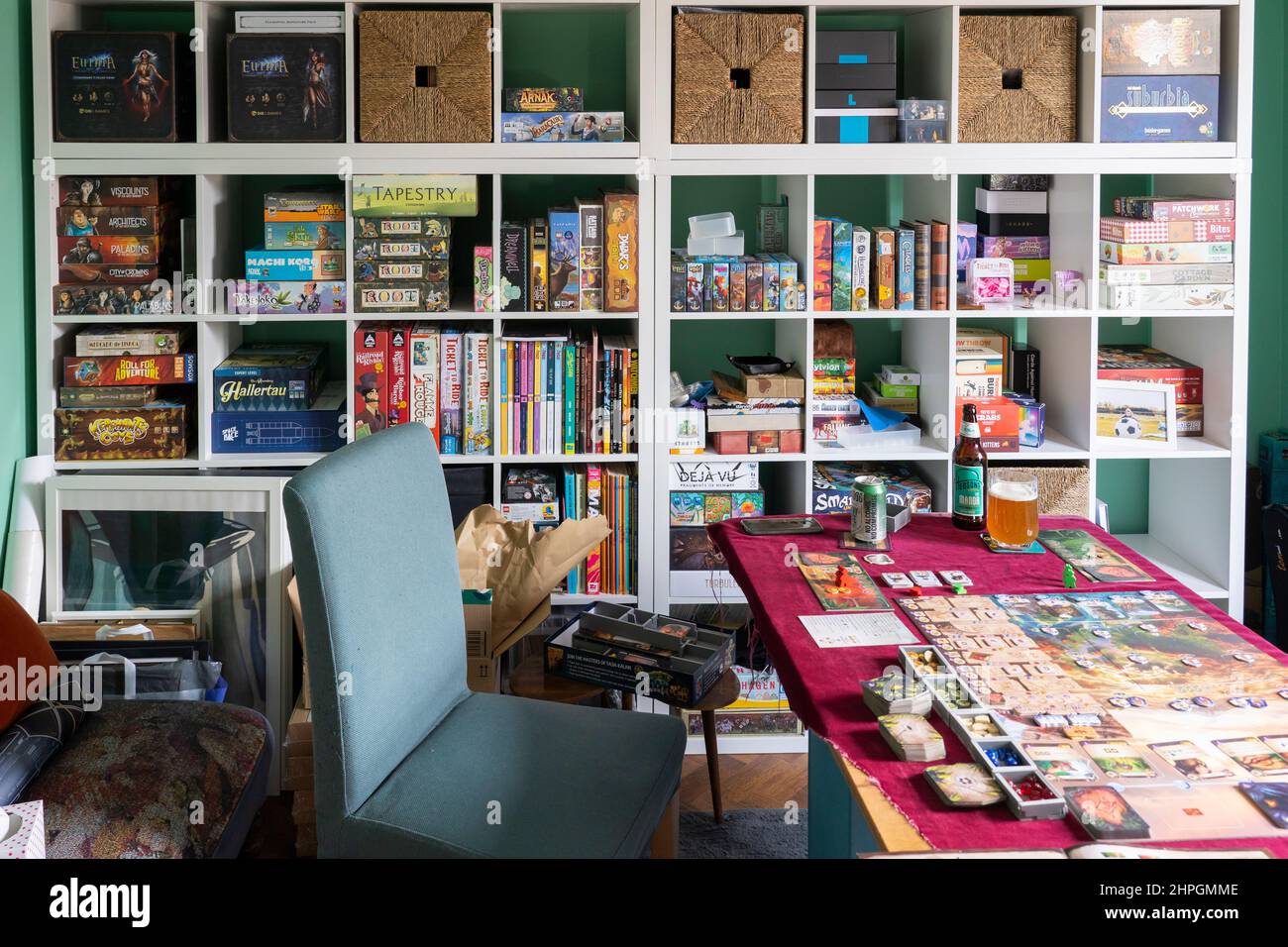 Una sala da gioco dedicata con molti giochi da tavolo e di carte e un gioco da tavolo allestito delle rovine perdute di Arnak, pronto a giocare. Inghilterra Foto Stock