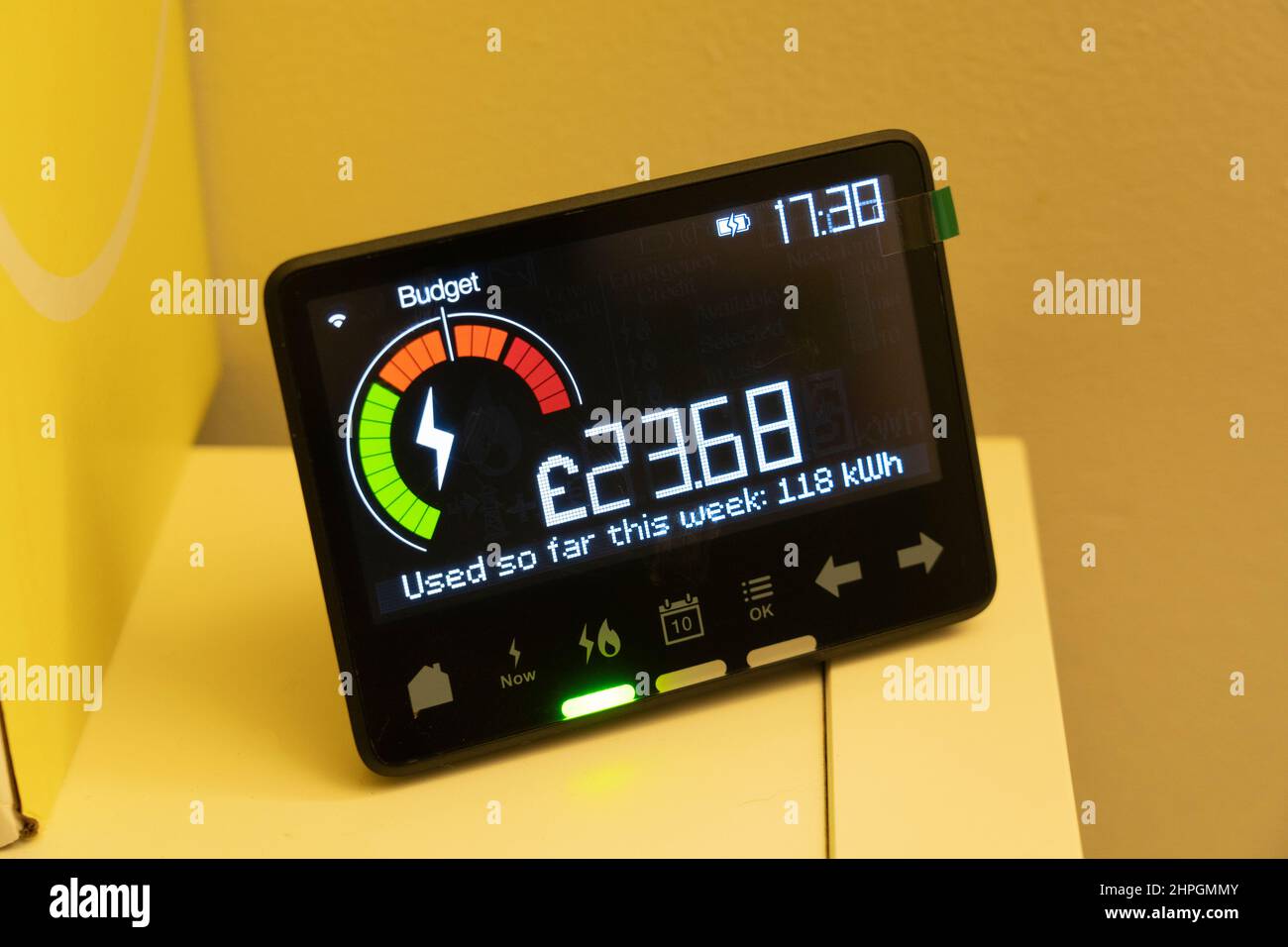 Un contatore di energia intelligente che misura l'uso di elettricità e indica la spesa settimanale della famiglia in sterline britanniche. Inghilterra Foto Stock