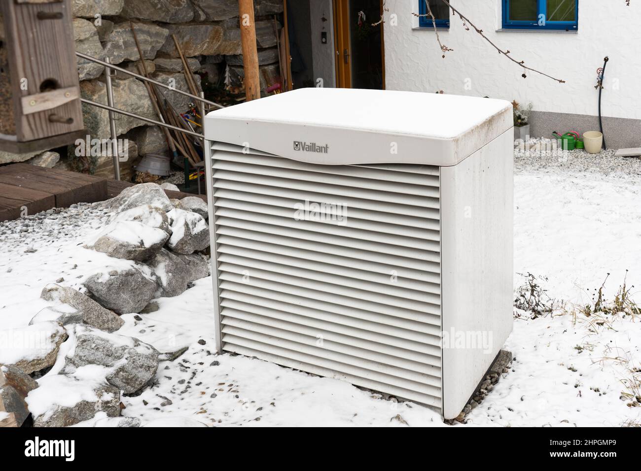Una pompa di calore a terra, una scelta ecologica di tecnologie rinnovabili, coperta di neve durante l'inverno nella bassa Austria, Austria Foto Stock