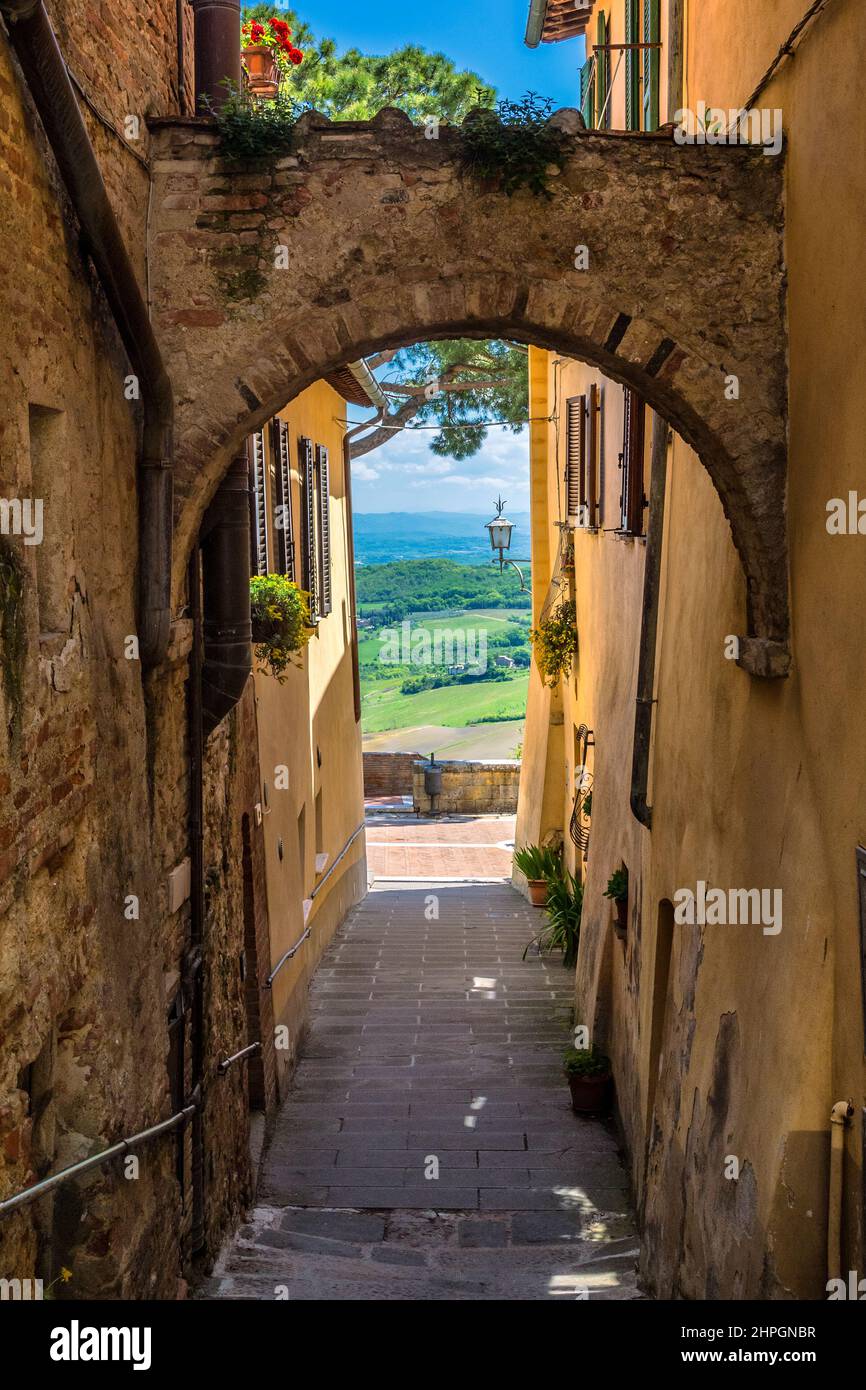 Strada stretta a Montepulciano, comune in provincia di Siena, in Val d'Orcia in Toscana, Italia, Europa. Foto Stock