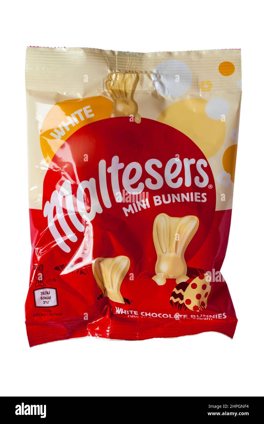 Confezione di mini coniglietti bianchi di cioccolato Maltesers isolati su sfondo bianco - mini coniglietti confezionati singolarmente per Pasqua Foto Stock