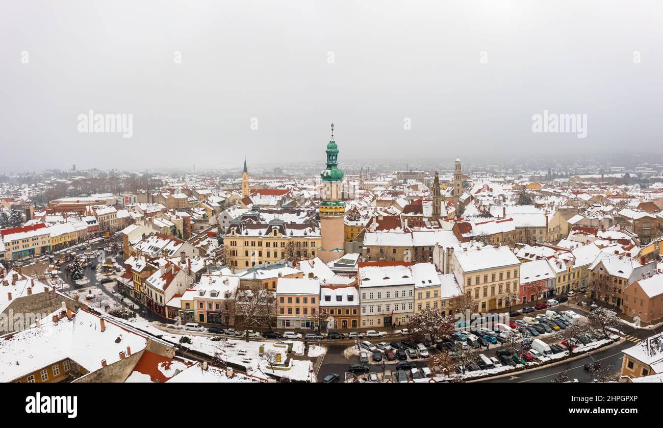 Vista panoramica aerea sul centro di Sopron. Paesaggio urbano invernale con tetti innevati. Foto Stock