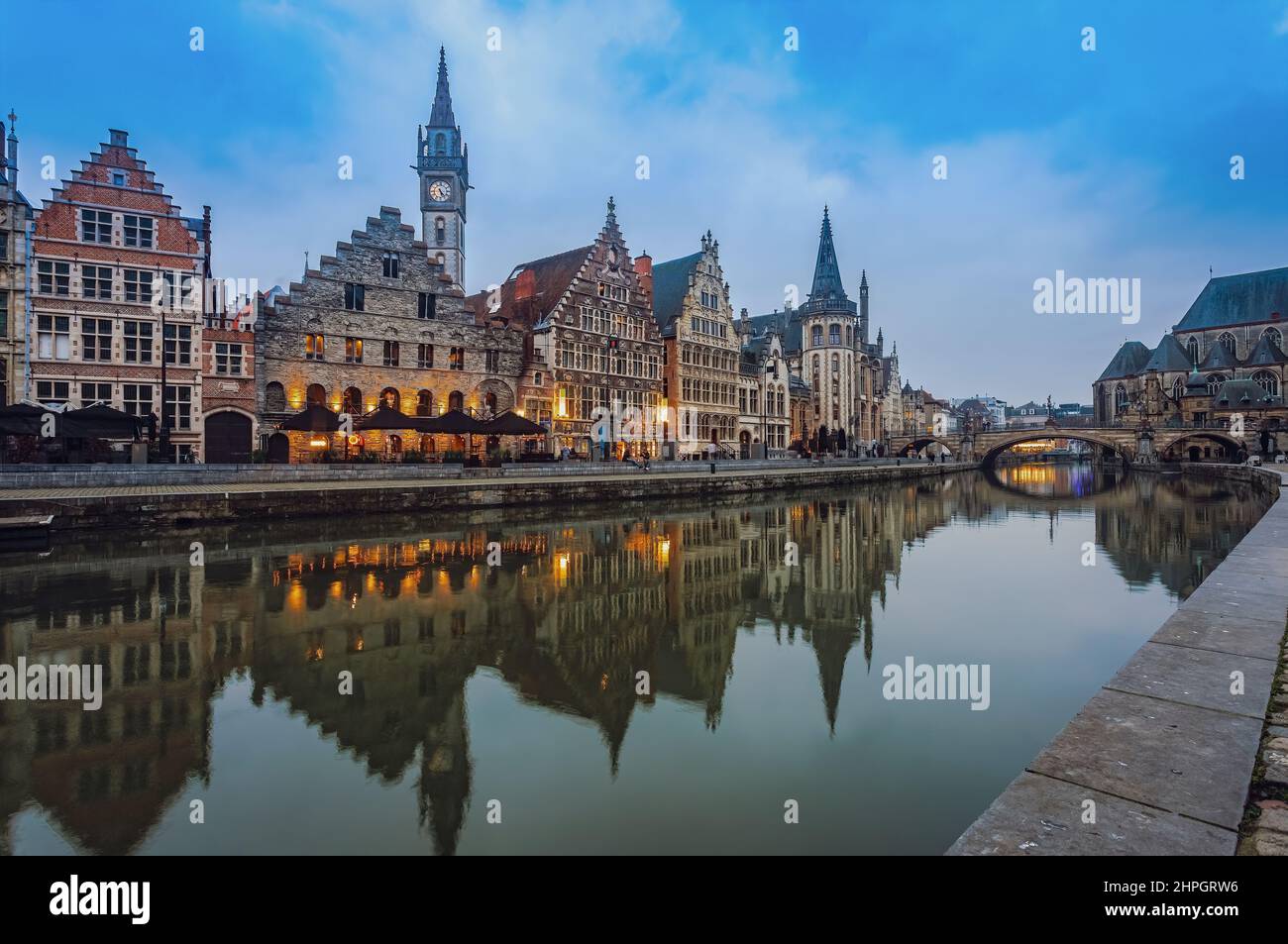 L'ora del crepuscolo sopra la facciata dell'edificio storico di Graslei o Grass Quay nella pittoresca città di Gand. Foto scattata il 26th di Gennaio 2022 Foto Stock