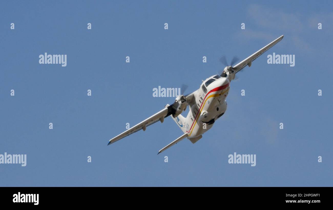 Mosca Russia AGOSTO, 26, 2015 Harbin Y-12 Chinese High Wing Twin-Engine Turboprop utility Aircraft in volo nel cielo blu. Harbin Y-12 è utilizzato da molti operatori militari, civili e governativi. Foto Stock