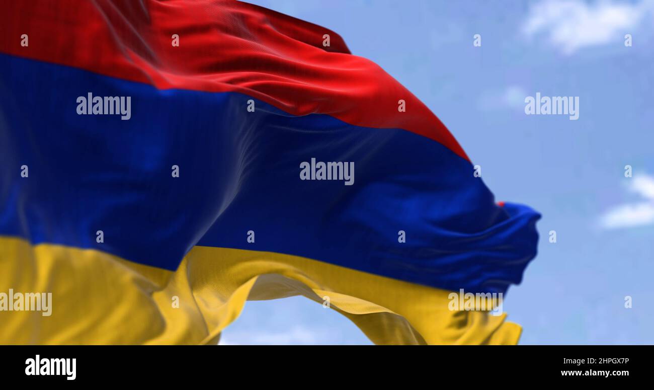 Dettaglio della bandiera nazionale dell'Armenia che sventola nel vento in una giornata limpida. L'Armenia è un paese senza sbocco sul mare situato nelle Highlands armeni occidentali Foto Stock