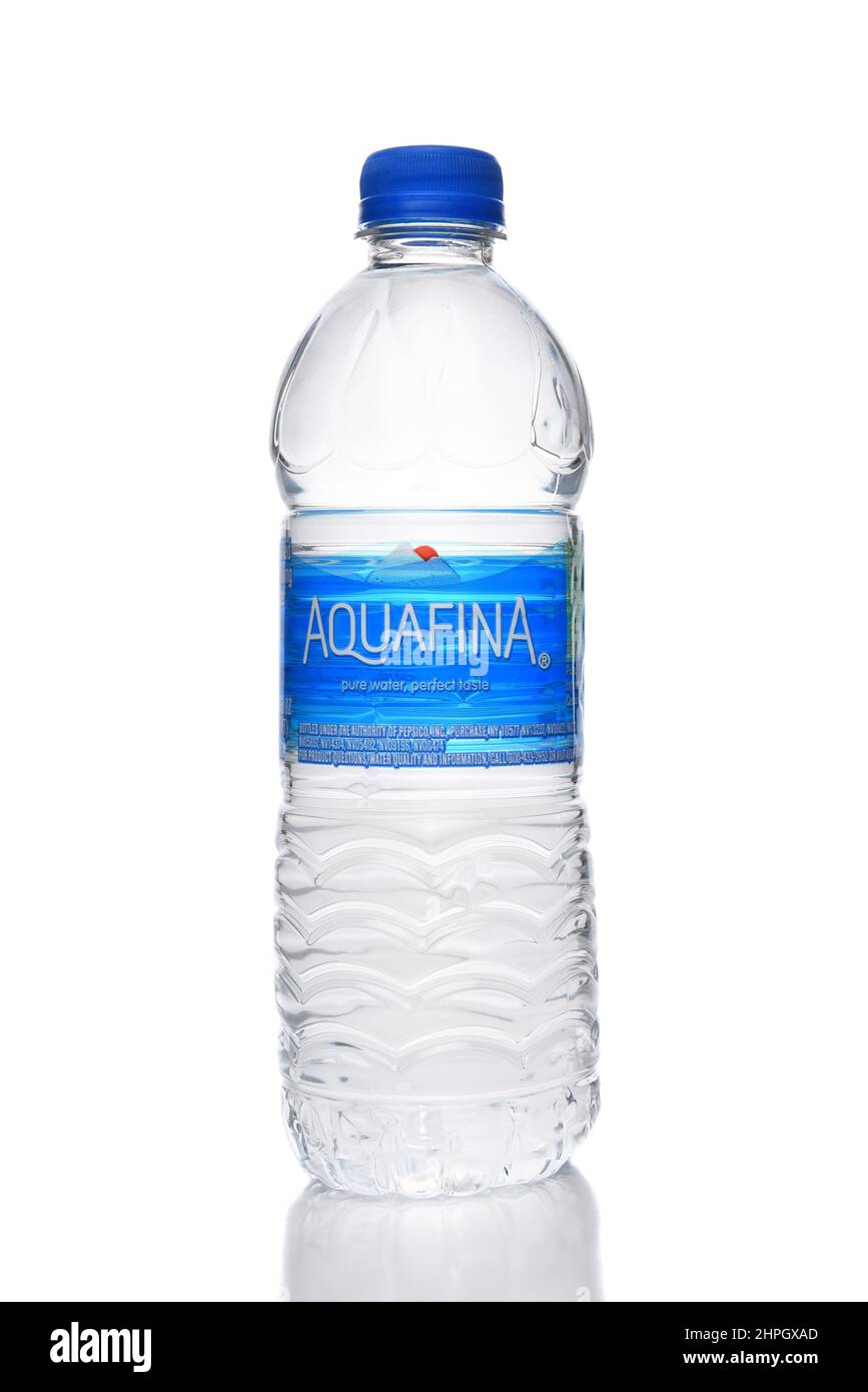 IRVINE, CALIFORNIA - 21 FEB 2022: Una bottiglia di plastica di acqua pura Aquafina, prodotta da PepsiCo. Foto Stock