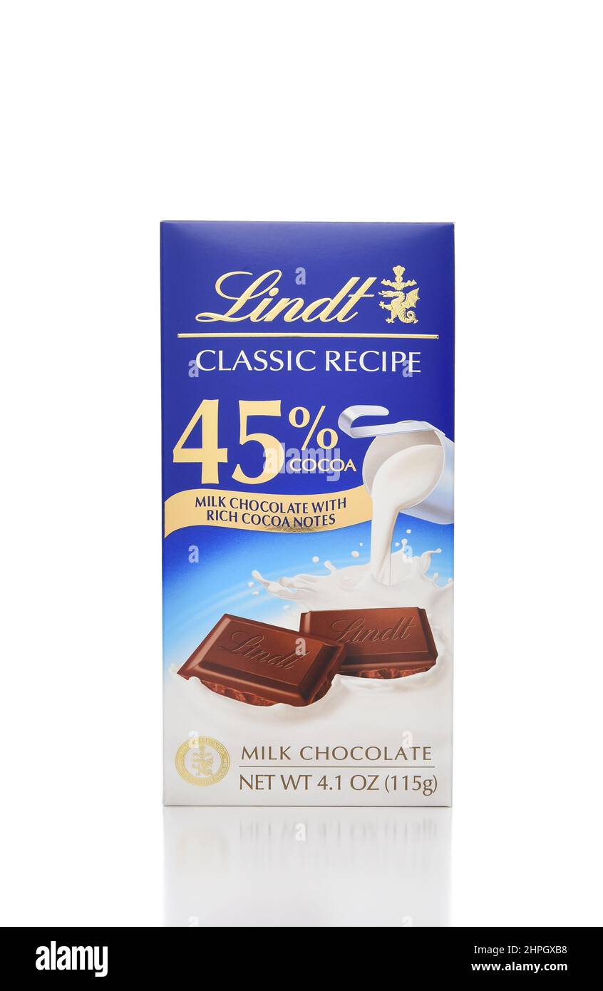 IRVINE, CALIFORNIA - 21 FEB 2022: Un pacchetto di latte di ricetta classica Lindt cioccolato al 45% cacao Foto Stock