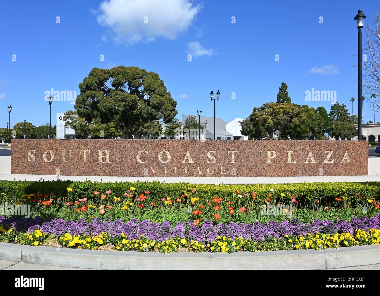 SANTA ANA, CALIFORNIA - 16 FEB 2022: Insegna al South Coast Plaza Village con boutique, musei, gallerie d'arte e ristoranti Foto Stock