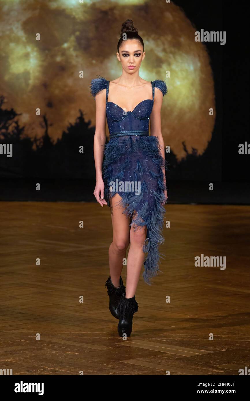 Londra, Regno Unito. 20th Feb 2022. Un modello percorre la pista all'Autunno/Inverno 2022, AADNEVIK Fashion Show durante la London Fashion Week. Credit: SOPA Images Limited/Alamy Live News Foto Stock
