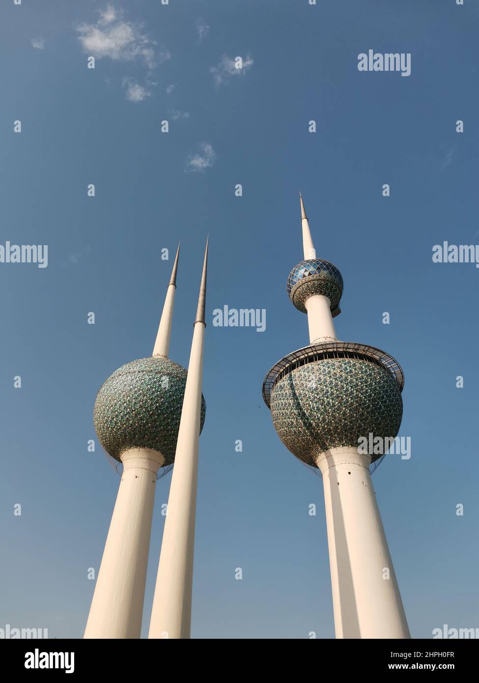 Bellissimo scatto di Kuwait torri. Le Kuwait Towers sono un gruppo di tre sottili torri nella città di Kuwait, che si ergono su un promontorio nel Golfo Persico. Foto Stock