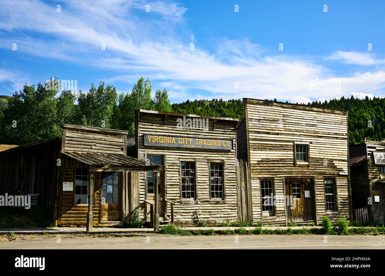 Old West storico Western città replica con gli edifici meteorologici e un posto commerciale, Montana, Stati Uniti d'America Foto Stock