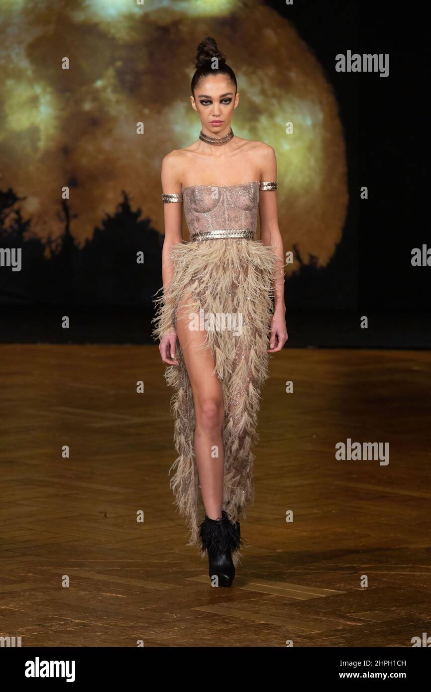 Londra, Regno Unito. 20th Feb 2022. Un modello percorre la pista all'Autunno/Inverno 2022, AADNEVIK Fashion Show durante la London Fashion Week. (Foto di Pietro Recchia/SOPA Images/Sipa USA) Credit: Sipa USA/Alamy Live News Foto Stock