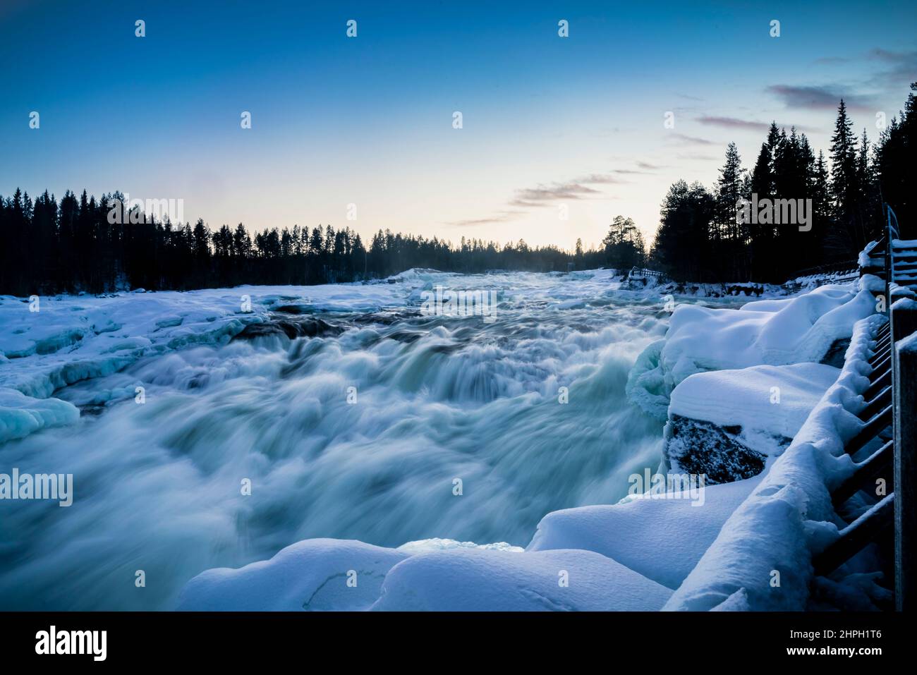 Wanderung im Weinter durch die Natur mit Blick auf Fluss, Storforsen, Lappland, Schweden Foto Stock