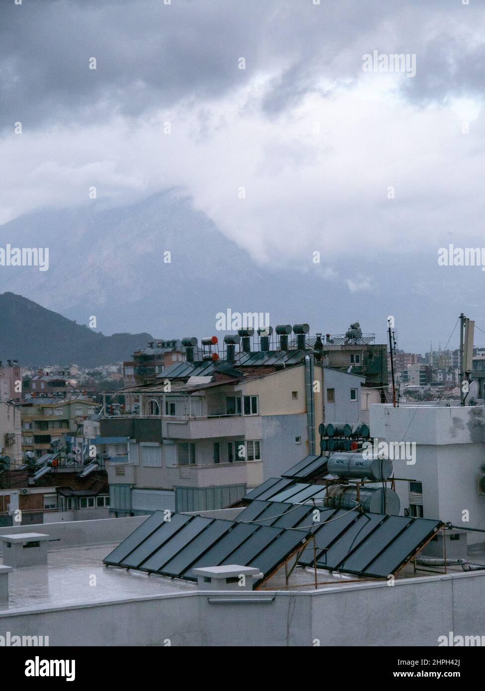 Pannelli solari sul tetto di un hotel in Konyaalti, Antalya, Turchia Foto Stock