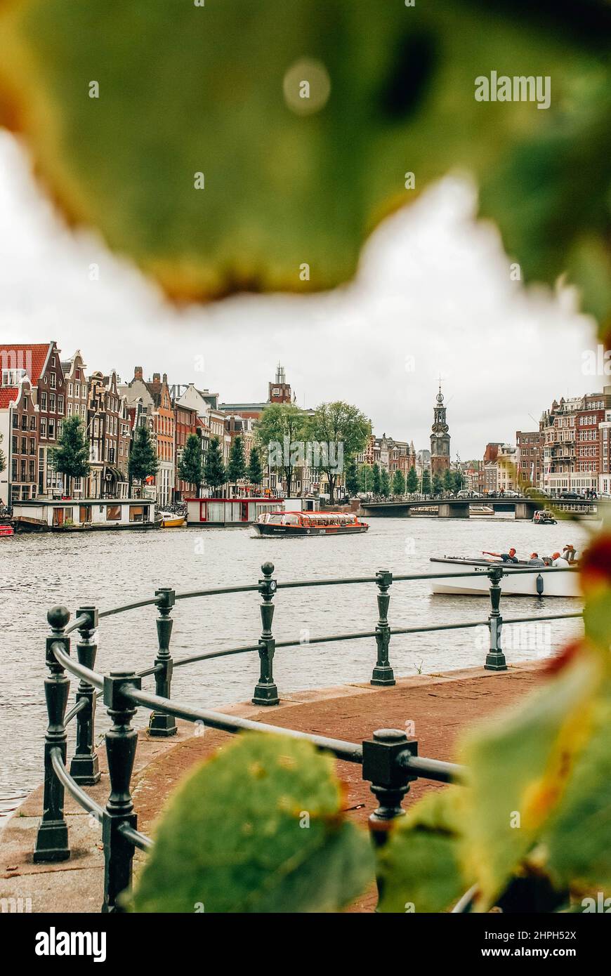 Vista sui canali e gli edifici di Zwanenburgwal ad Amsterdam, Paesi Bassi Foto Stock