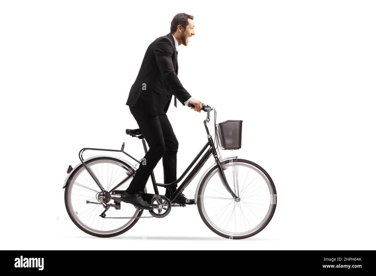 Profilo girato di un uomo d'affari che guida una bicicletta fuori dalla sella isolato su sfondo bianco Foto Stock