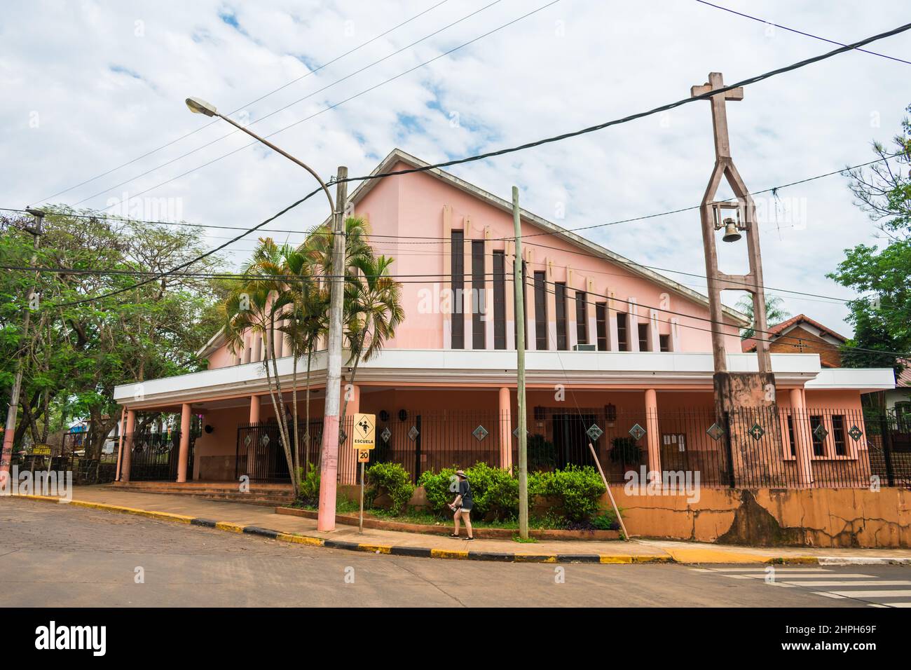 Puerto Iguazu, Argentina - circa Ottobre 2019: Cattedrale di Virgen del Carmen nel centro di Puerto Iguazu Foto Stock