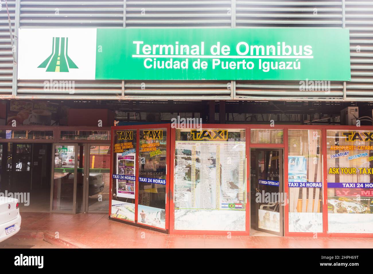 Puerto Iguazu, Argentina - circa Ottobre 2019: Ingresso alla stazione degli autobus di Puerto Iguazu Foto Stock