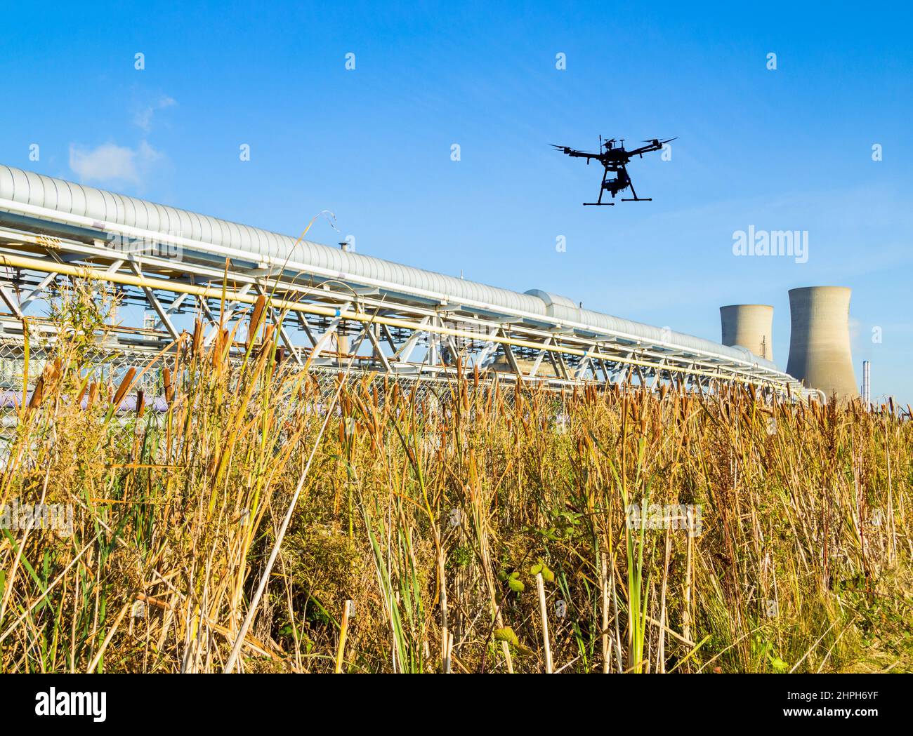 Drone che vola su gasdotto. Immagine concettuale per l'aumento dei prezzi del gas, Russia crisi Ucraina, sabotaggio, Nordstream 2 Pipeline, Europa, Crisi energetica dell'UE Foto Stock