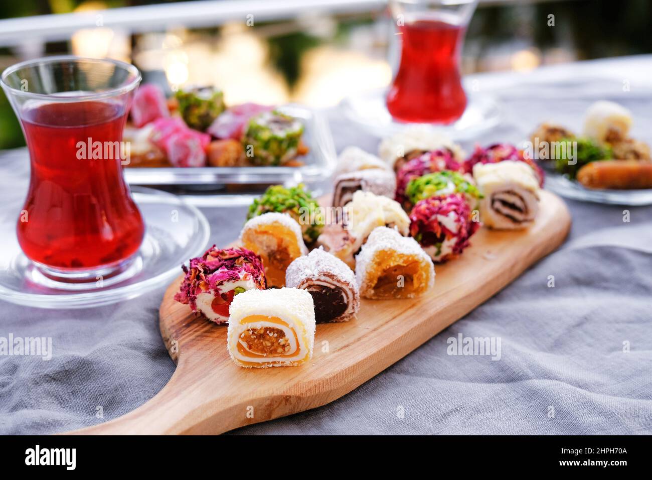 Tè tradizionale con dolci al locum delizia turca. Foto Stock