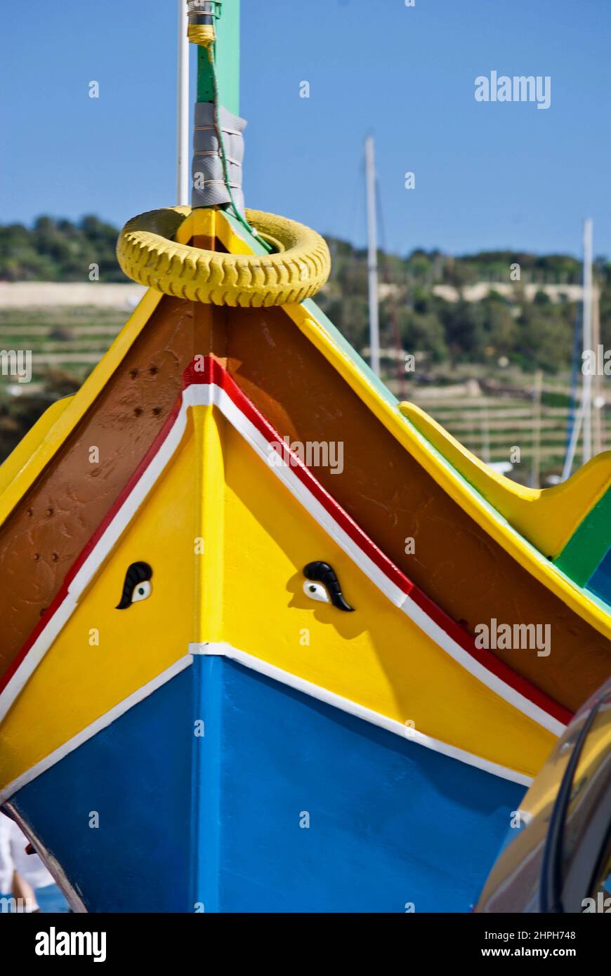 Primo piano della colorata barca da pesca maltese con l'icona simbolica occhio di Osiride. Foto Stock