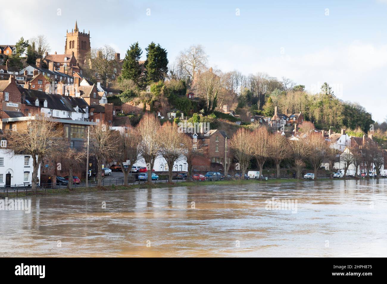 Le acque di Bridgnorth si sono inondate di acqua dopo che la Storm Franklin e Eunice hanno colpito la città di Shropshire Foto Stock