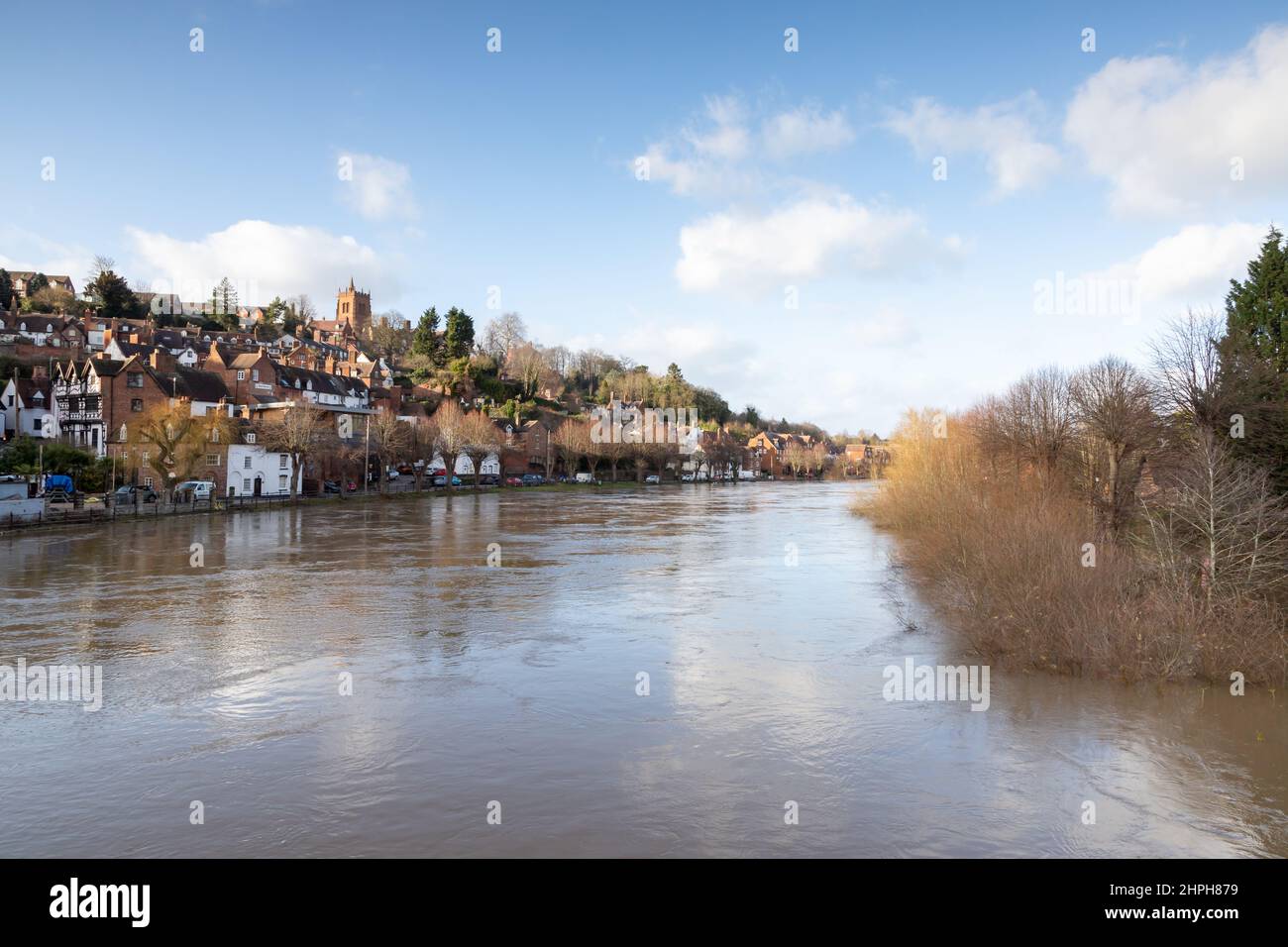 Le acque di Bridgnorth si sono inondate di acqua dopo che la Storm Franklin e Eunice hanno colpito la città di Shropshire Foto Stock