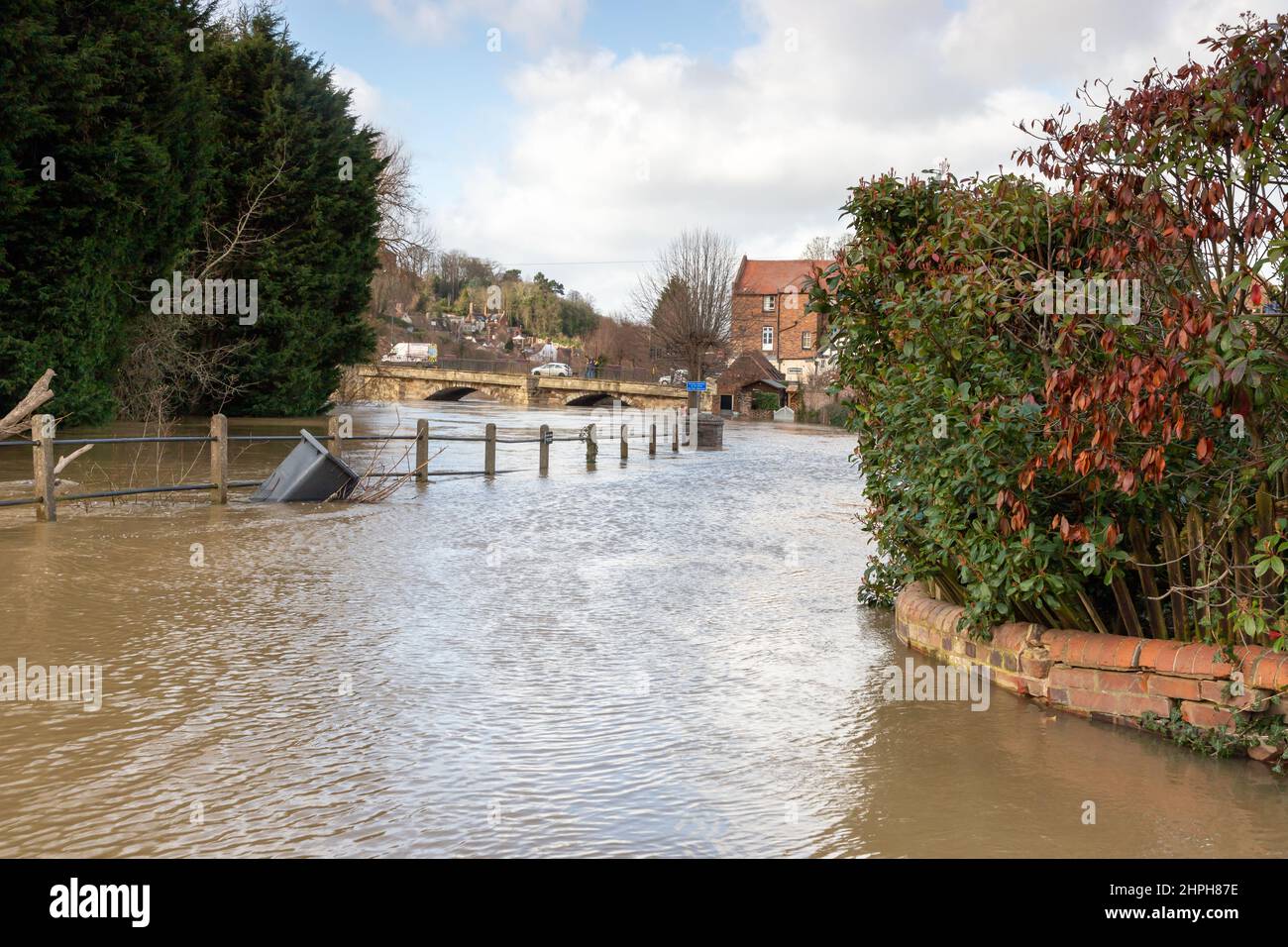 Le acque di Bridgnorth si sono inondate di acqua dopo che la Storm Franklin e Eunice hanno colpito la città di Shropshire Foto Stock