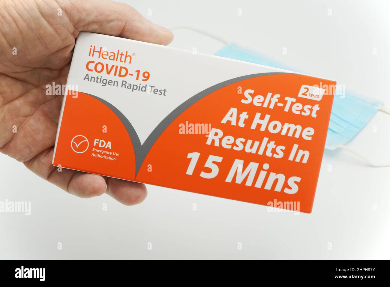 Lake Elsinore, CA USA - 21 febbraio 2022: Man holding iHealth Covid-19 Rapid Test kit fornito dal governo degli Stati Uniti. Foto Stock