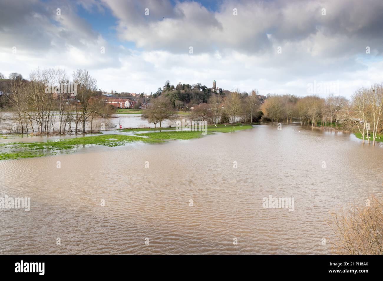 Le acque di Bridgnorth si sono inondate di acqua dopo che la Storm Franklin e Eunice hanno colpito la città di Shropshire Foto Stock