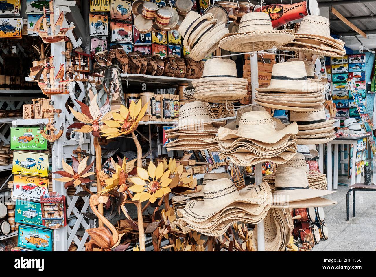 Souvenir cubani per i turisti: Artigianato in legno fatto a mano, cappelli di paglia, tavolette di ferro con auto retrò. Foto Stock