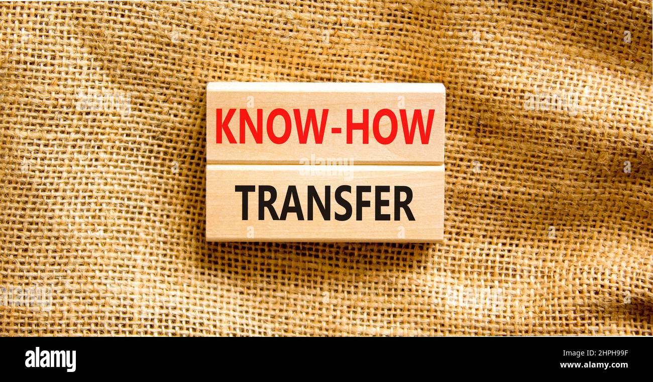 Simbolo di trasferimento del know-how. Concetto parole know-how trasferimento su blocchi di legno su bello sfondo tela tavolo tela. Spazio di copia. Innovazione aziendale Foto Stock