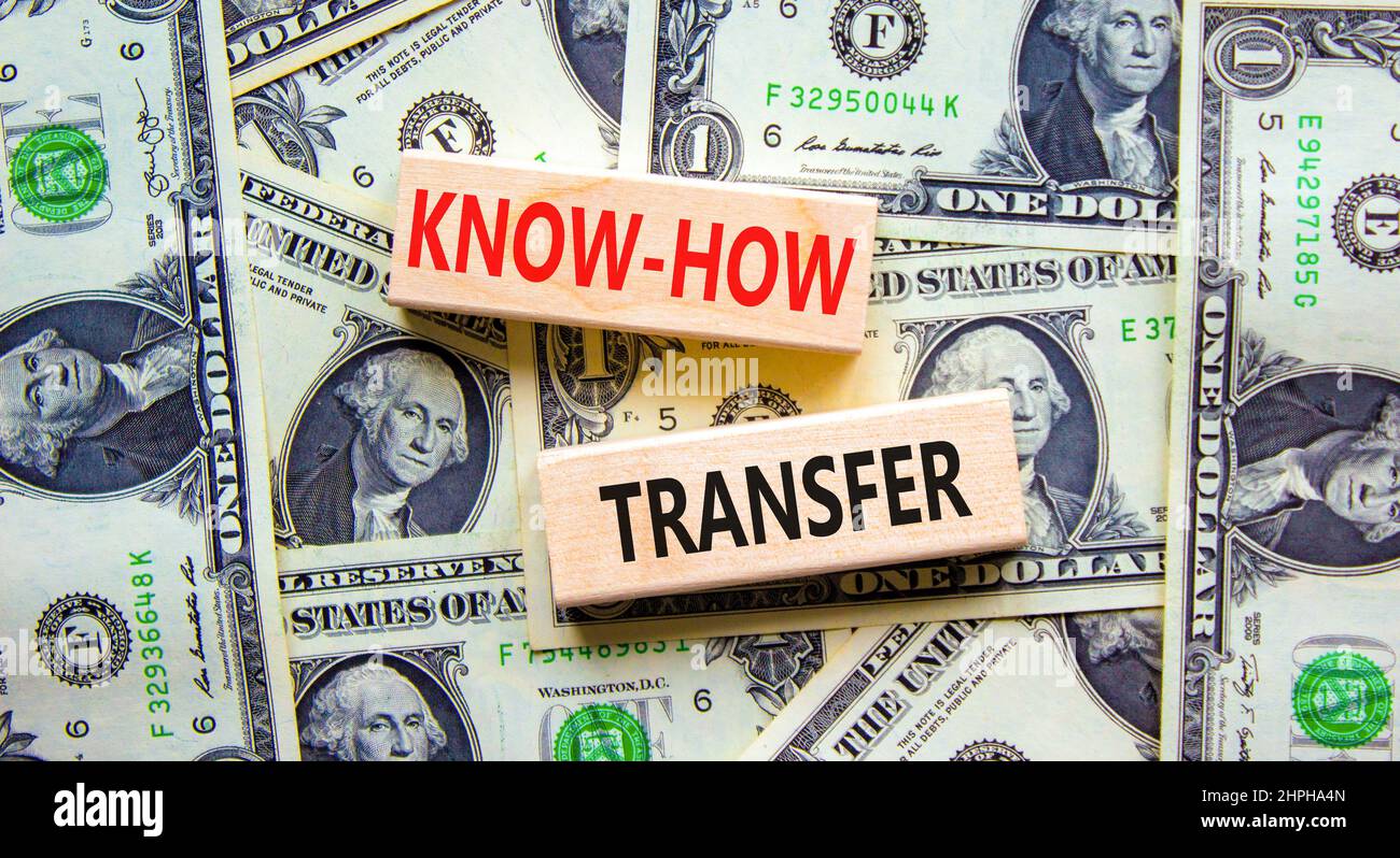 Simbolo di trasferimento del know-how. Concetto parole know-how trasferimento su blocchi di legno su sfondo bello da bollette dollaro, spazio copia. Business, innovazione Foto Stock
