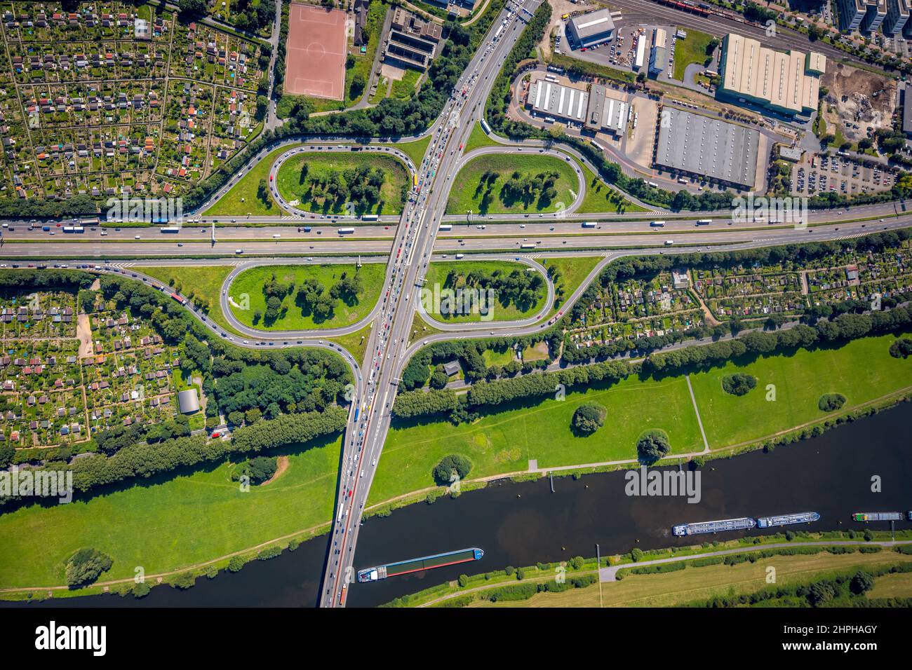 Veduta aerea, svincolo autostradale di Duisburg con A40 e A59 con associazione giardino di allogment Ruhrperle e associazione giardino di allogment Neuland nel d Foto Stock