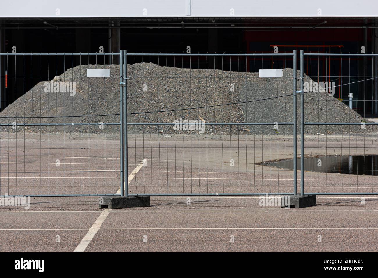 Gothenburg, Svezia - Maggio 02 2021: Recinzione temporanea su un parcheggio Foto Stock