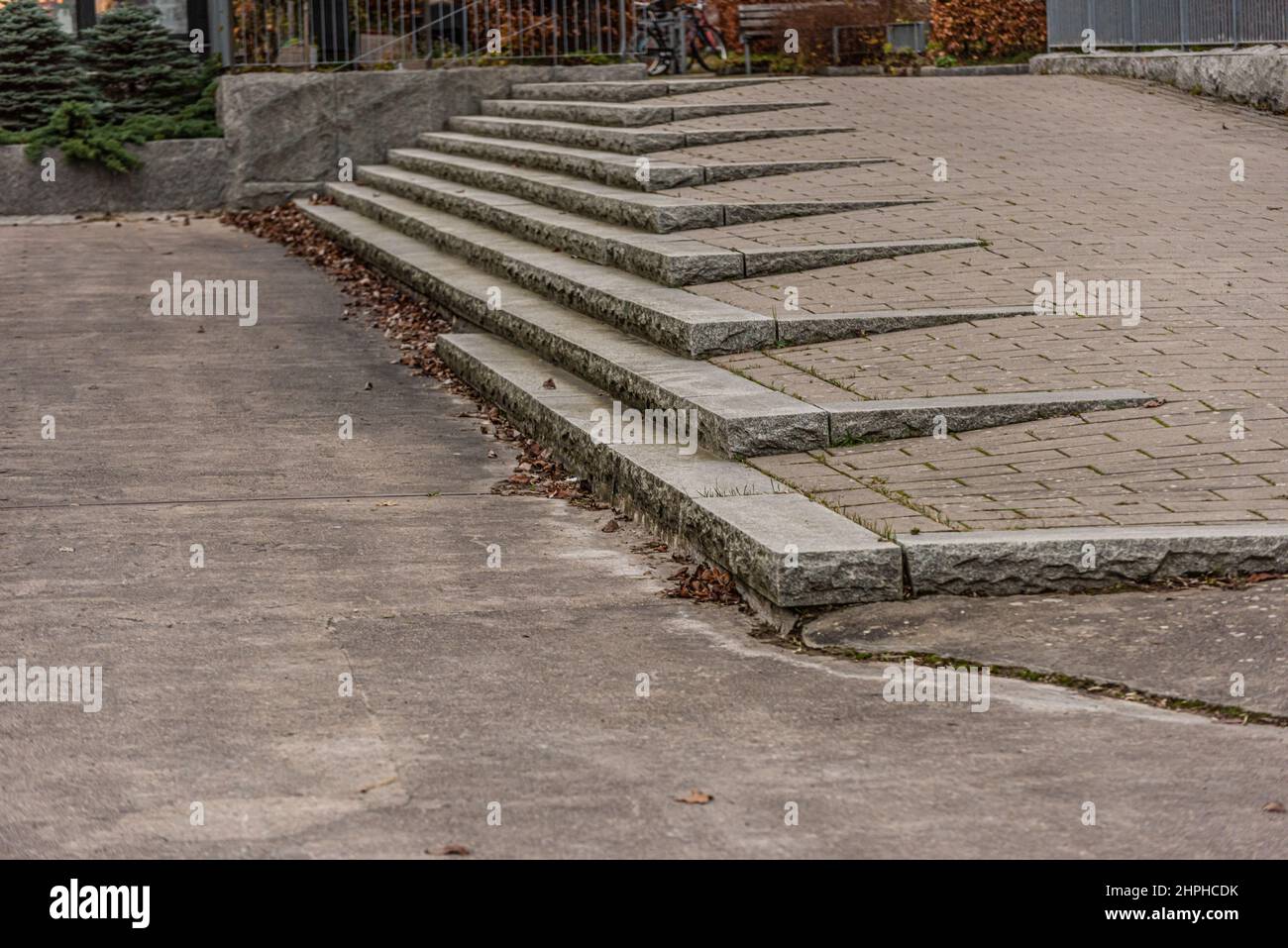 Gothenburg, Svezia - novembre 14 2021: Piccoli passi integrati in una rampa Foto Stock