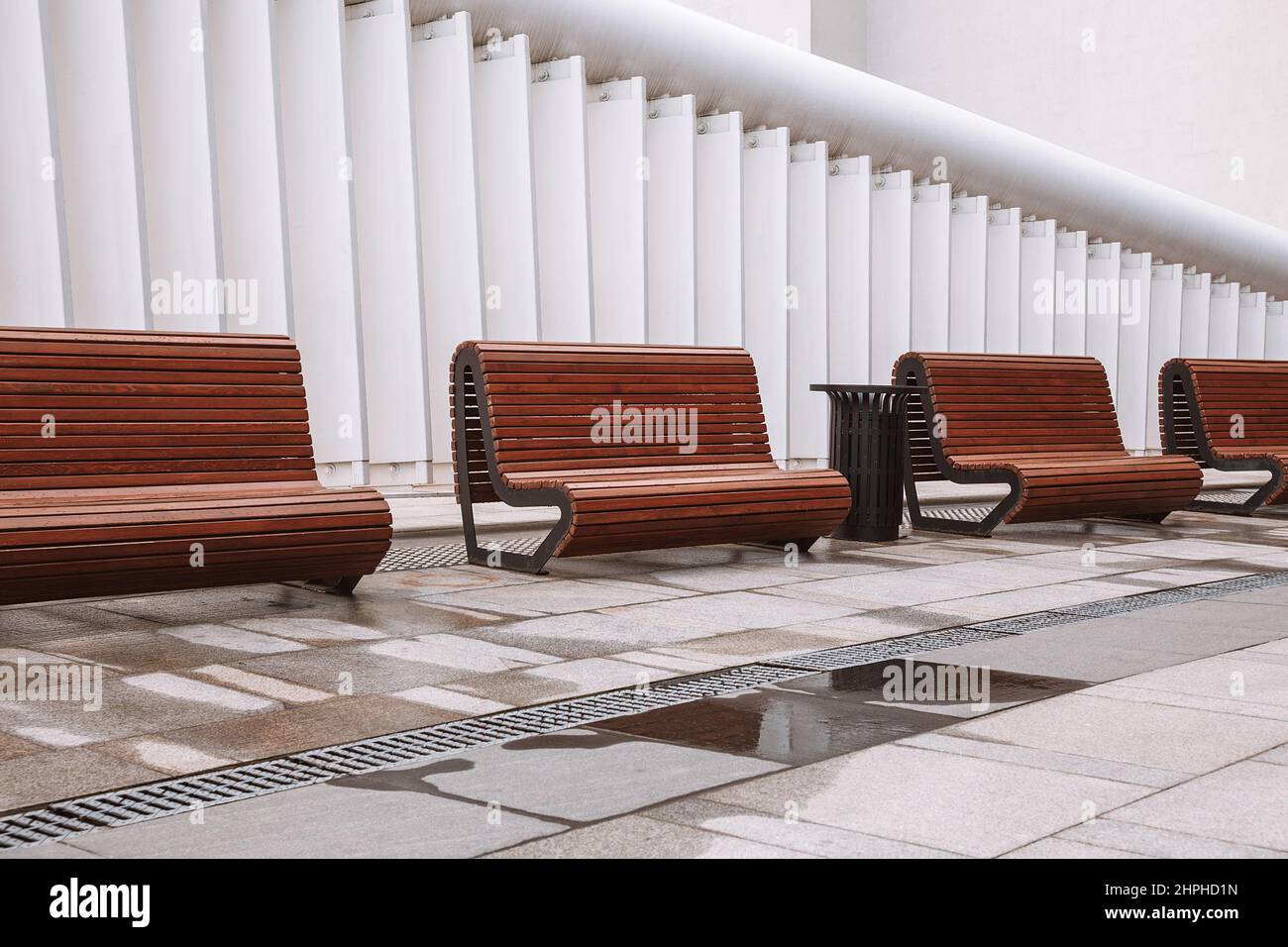 Panchine moderne nella piazza della città. Miglioramento della città, urbanistica, spazi pubblici, design urbano moderno Foto Stock