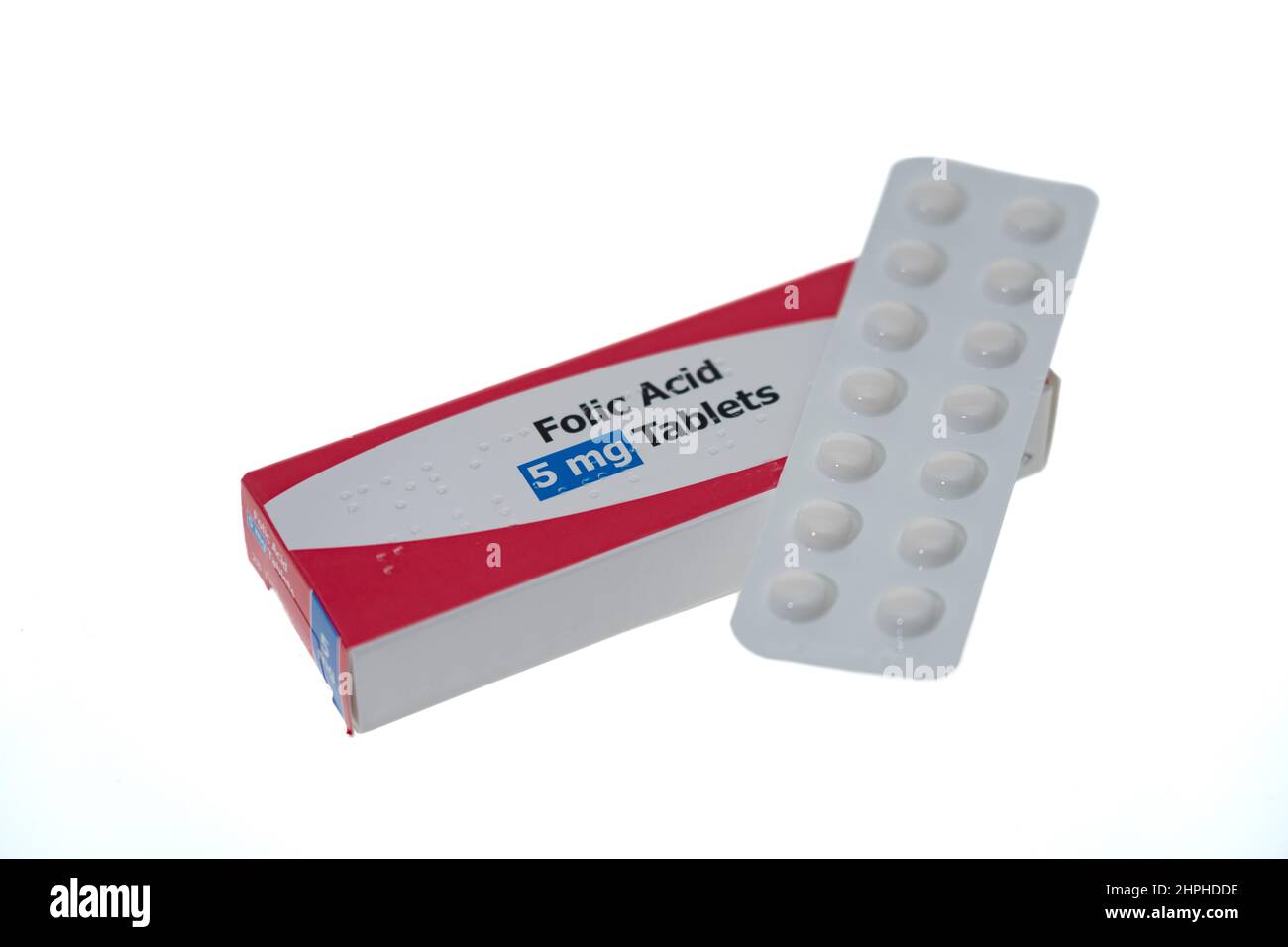 Generico Folic Acid Vitamin B9 pillole che sono usate per trattare le persone con anemea o carenza di ferro - sfondo bianco Foto Stock