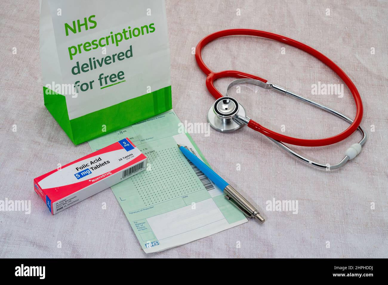 Ufficio medici con una prescrizione e acido folico vitamina B9 pillole Foto Stock