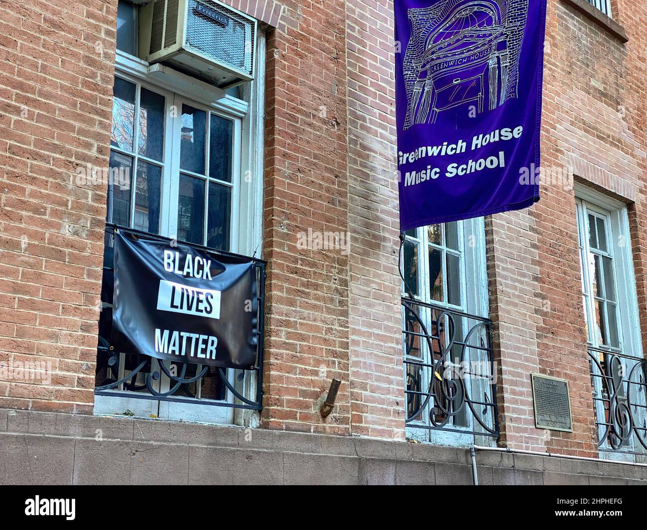 New York, NY, USA - 21 feb 2022: Greenwich House in Greenwich Village con striscioni appesi all'edificio Foto Stock