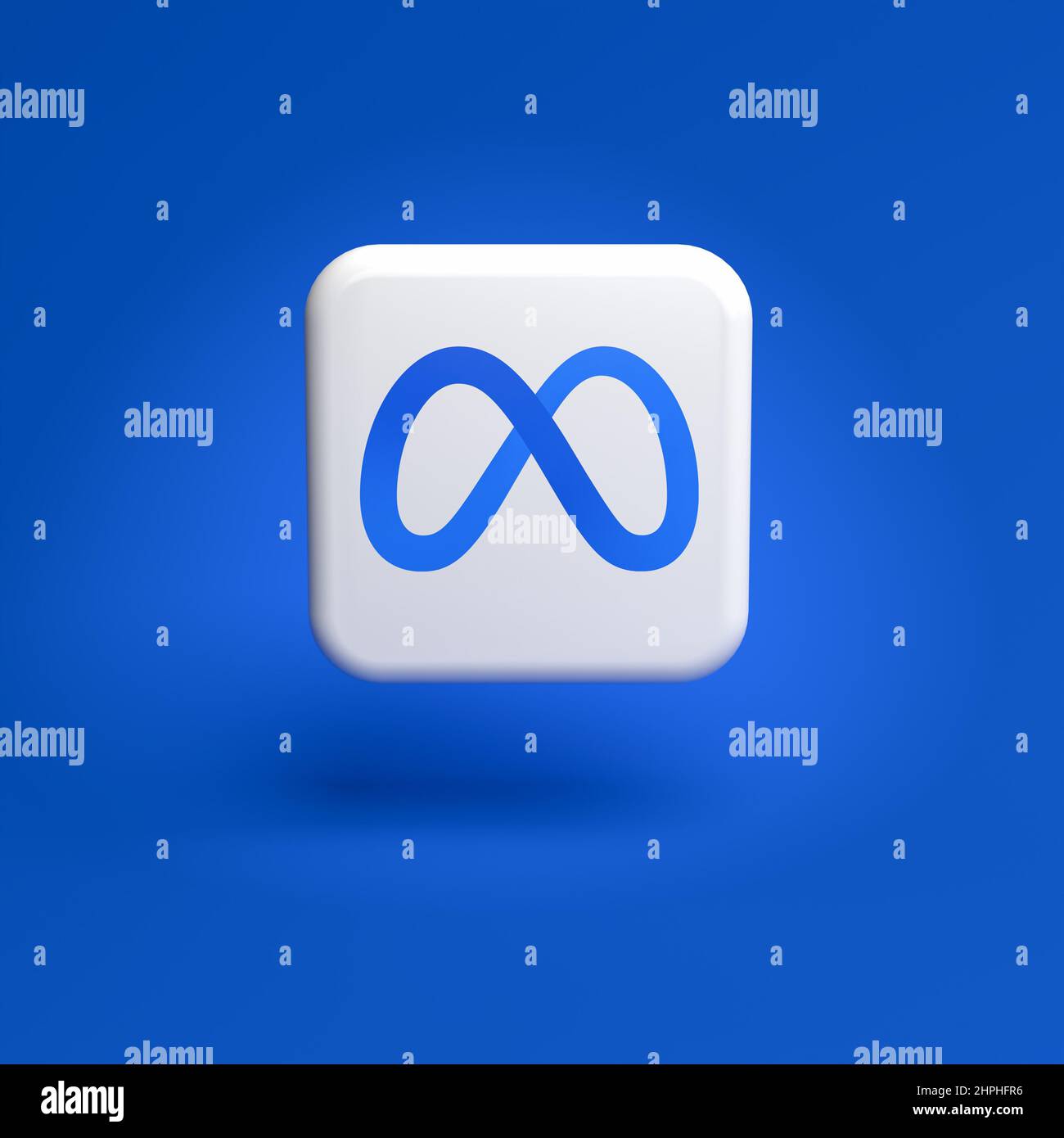 Logo della società di social media Meta (madre di Facebook) su una tessera che si sovrappone a uno sfondo blu senza giunture Foto Stock