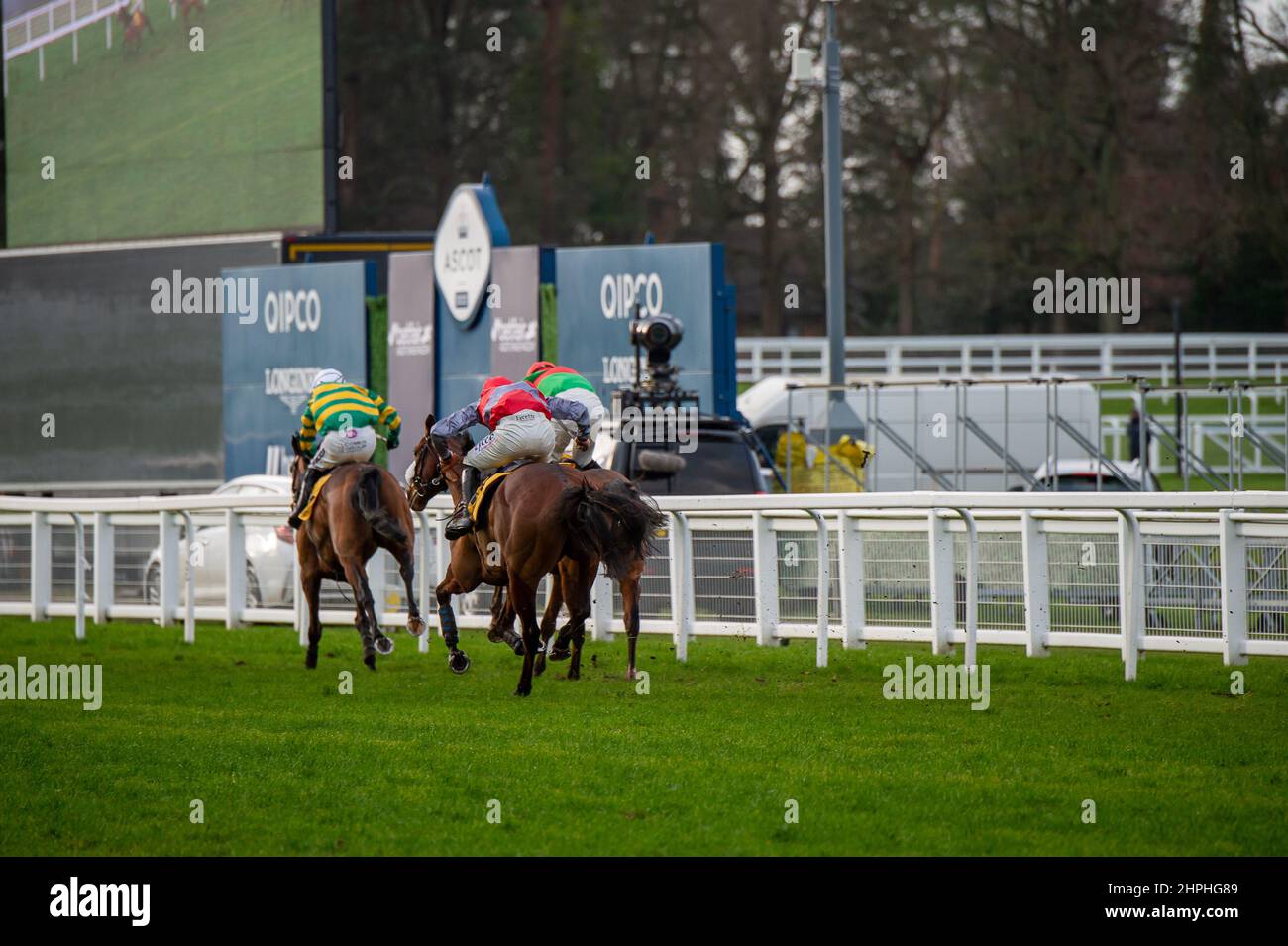 Ascot, Berkshire, Regno Unito. 19th Febbraio, 2022. Mark Walsh su Horse Fakir D'Oudairies (sete verdi e gialle) passa il cavallo due per l'oro guidato dal jockey David Bass e continua a vincere la Betfair Ascot Steeple Chase all'ippodromo di Ascot. Credit: Maureen McLean/Alamy Foto Stock