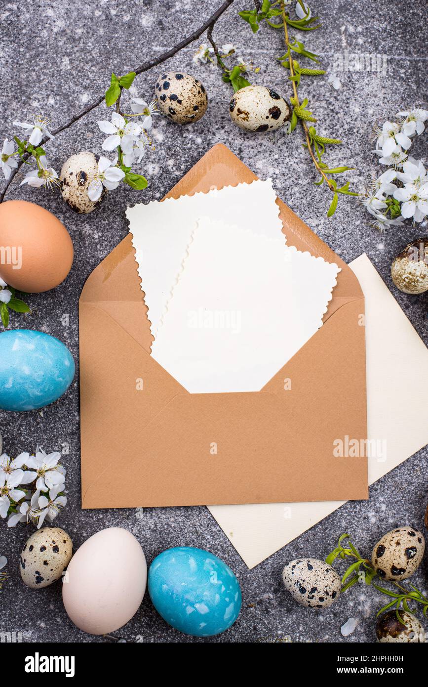 Uova di Pasqua e busta aperta Foto Stock